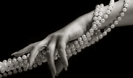 Як відрізнити справжні перли: перли на руці
