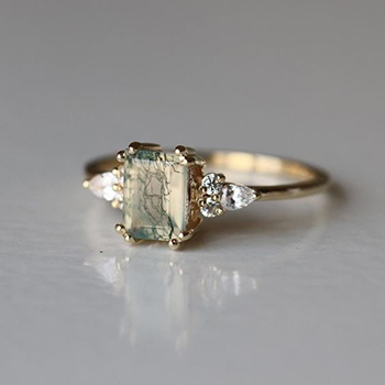 Обручальное кольцо с большим камнем.