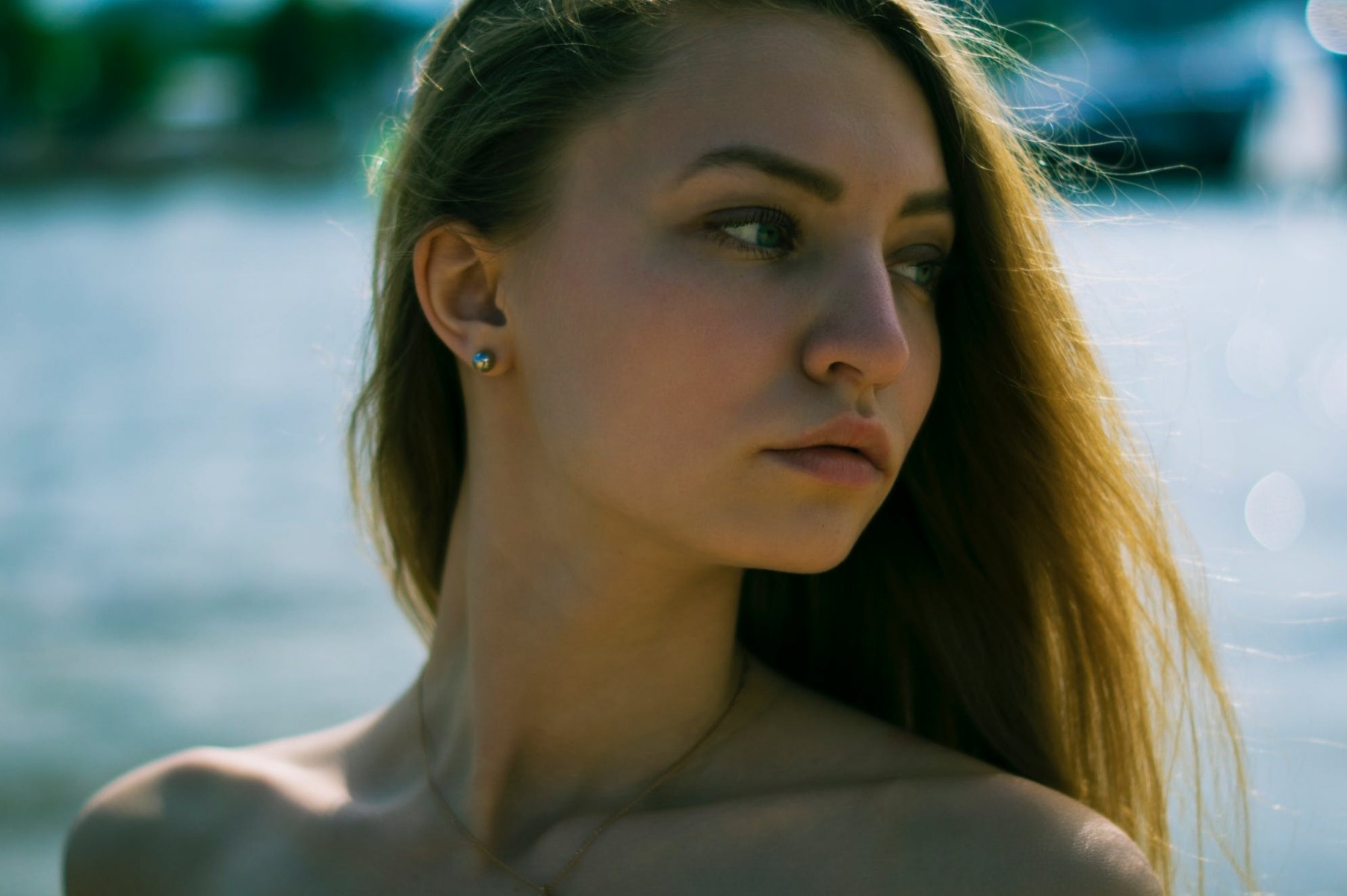 Почему чернеют уши от золотых сережек