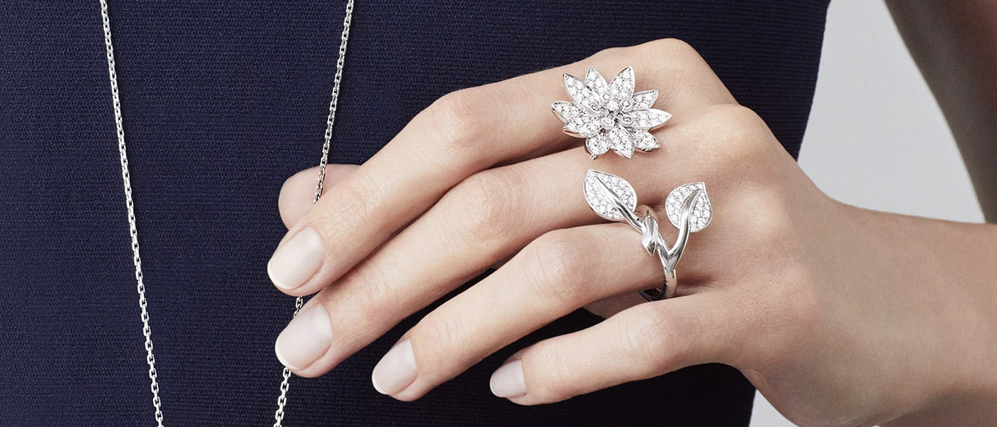 Кольца Van Cleef & Arpels на пальцах у девушки.