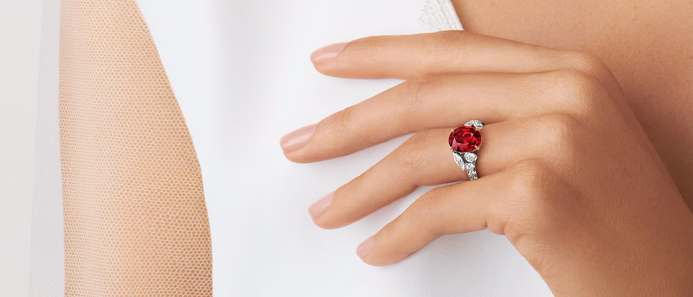 Кольцо Van Cleef & Arpels с рубином на пальце у женщины.