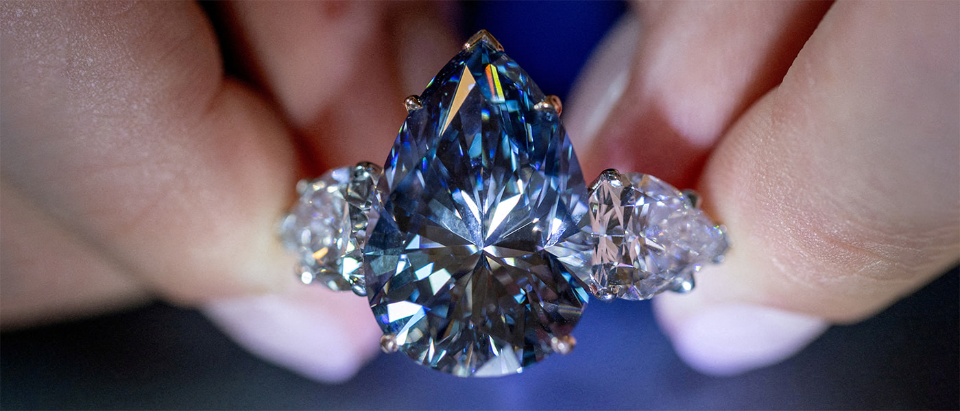 Кольцо с голубым бриллиантом Blue Royal.