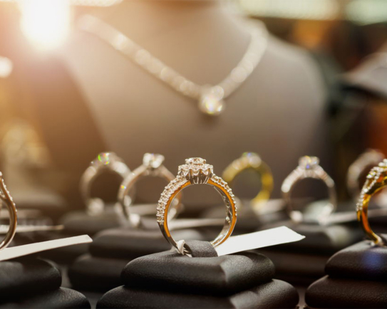 Можно ли носить чужое кольцо, цепочку и другие украшения?