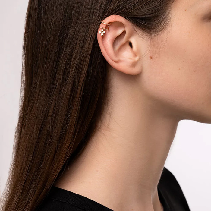 Серьга Van Cleef & Arpels в ухе у красивой девушки.