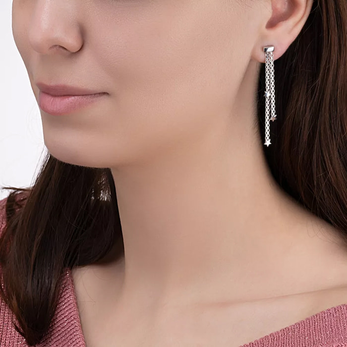 Серьга из серебра в ухе у девушки.