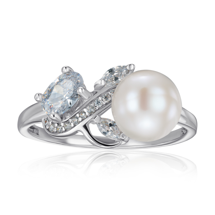Серебряное кольцо с жемчугом и фианитами. Артикул 001359/12/1/4004