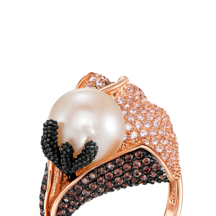 Золотое кольцо с жемчужиной и фианитами. Артикул 13034/01/1/377