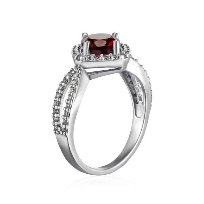 Срібна каблучка з гранатом та фіанітами. Артикул 1521/1р-GARN