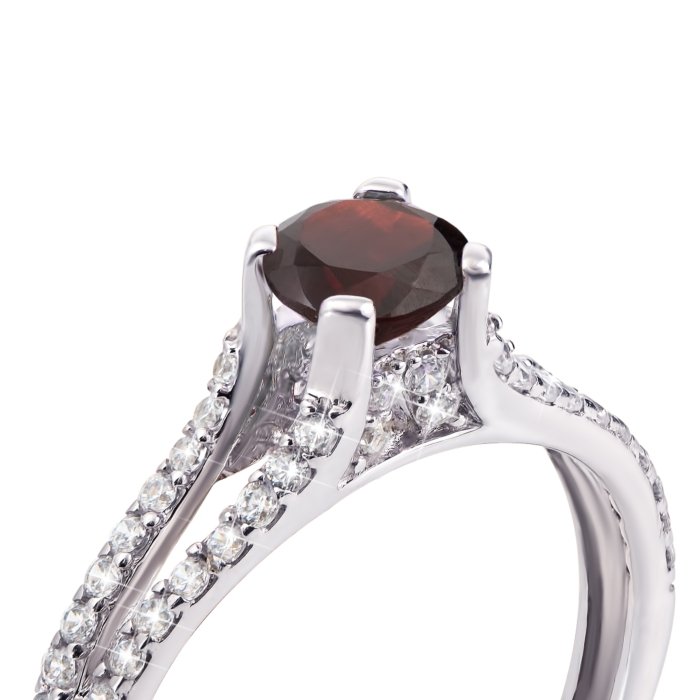 Серебряное кольцо с гранатом и фианитами. Артикул 1665/9р