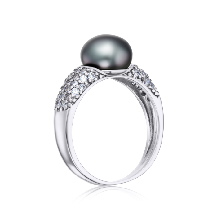 Серебряное кольцо с жемчужиной и фианитами. Артикул 1766/9р-PBL