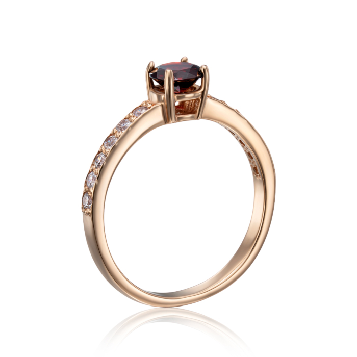 Золотое кольцо с гранатом и фианитами. Артикул 530007/гр с (530007/01/0/5245)