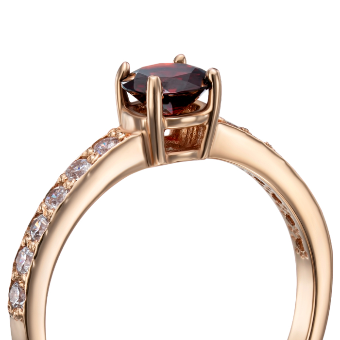 Золотое кольцо с гранатом и фианитами. Артикул 530007/гр с (530007/01/0/5245)