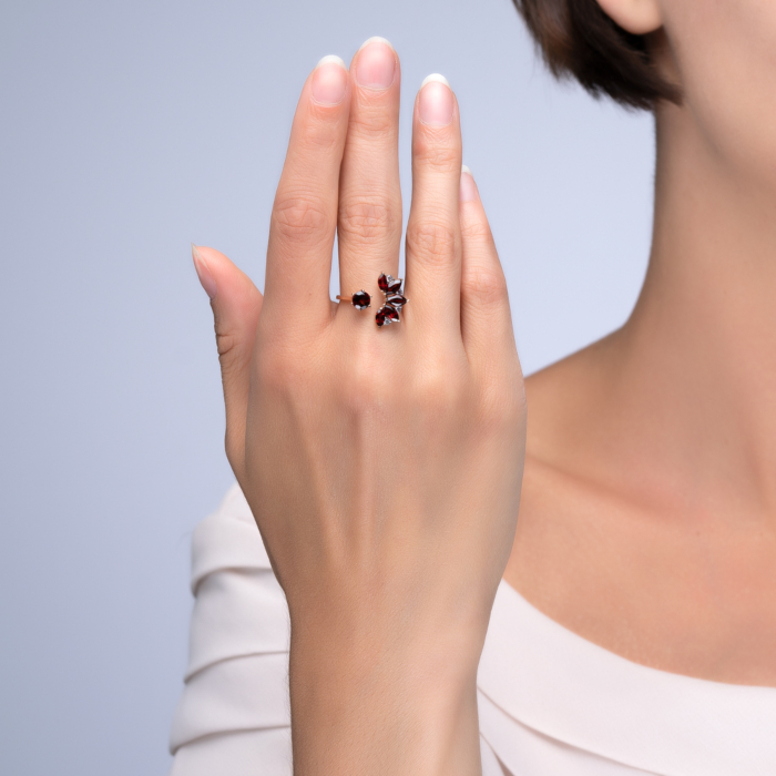Золота каблучка з гранатом і фіанітами. Артикул 530294/01/1/6738