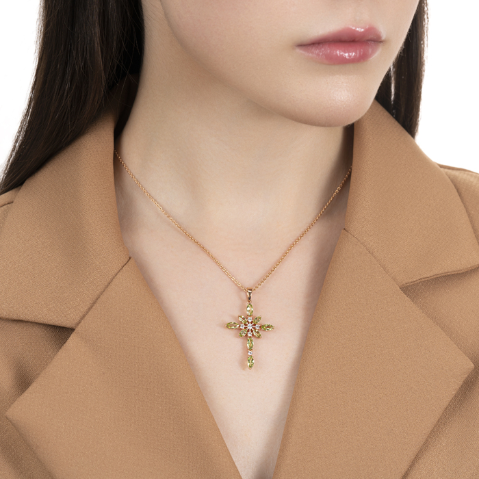 Золотий хрестик з хризолітом та фіанітами. Артикул 550099/01/0/7215