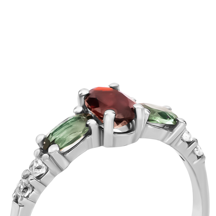 Серебряное кольцо с гранатом, зелёным кварцем и фианитами. Артикул UG51325/1р-GARNQG