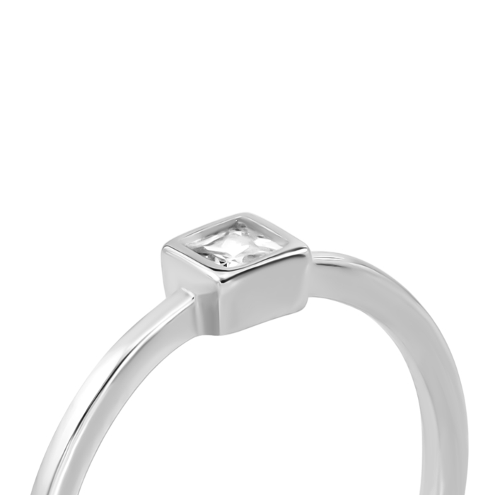 Серебряное кольцо с фианитом.Артикул UG5SZDR03077
