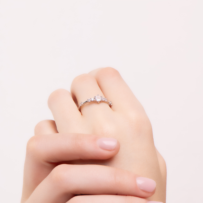 Серебряное кольцо с розовым кварцем и фианитами. Артикул UG5SZDR31505