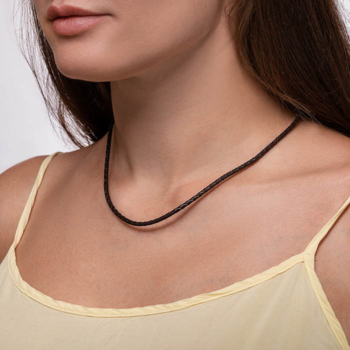 Ювелирный шнурок из кожи с золотым замком. Артикул 06132-230-2/01/1