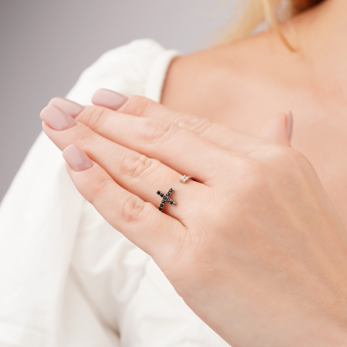 Каблучка з білого золота з чорними та білими фіанітами 13371/02/1/2216