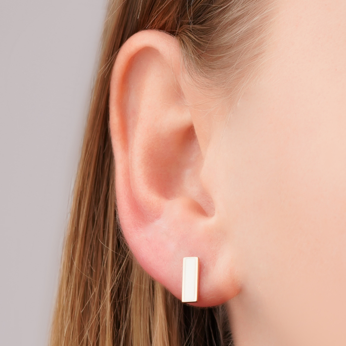 Золоті сережки-пусети з білою емаллю 23958/01/0/483