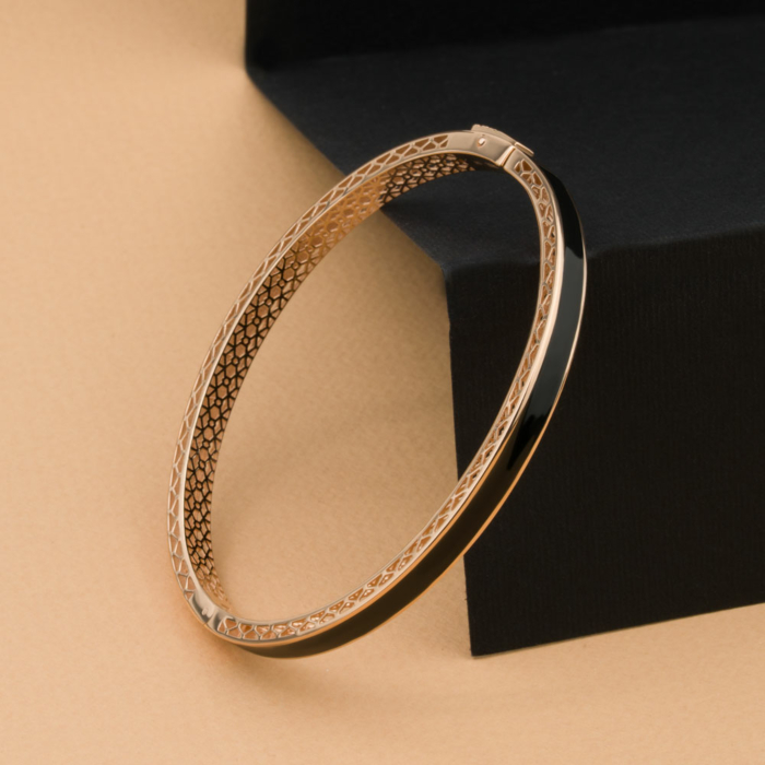 Жорсткий золотий браслет з чорною емаллю 7267/01/0/389