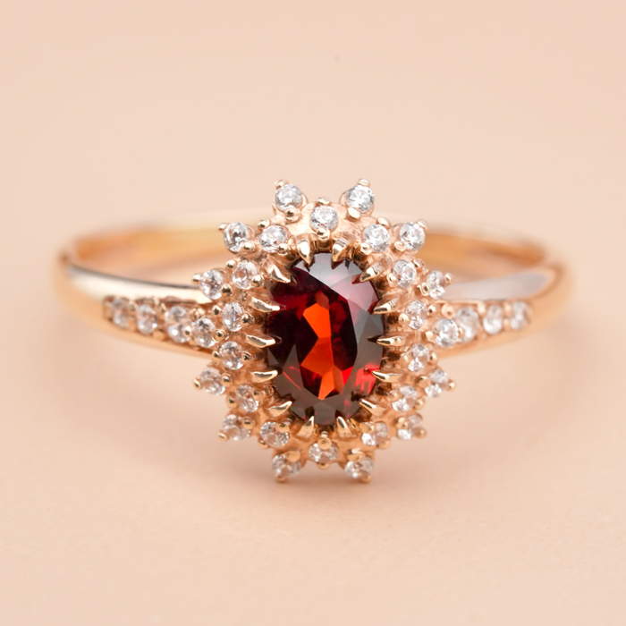 Золотое кольцо с гранатом и фианитами. Артикул 530041/гр с