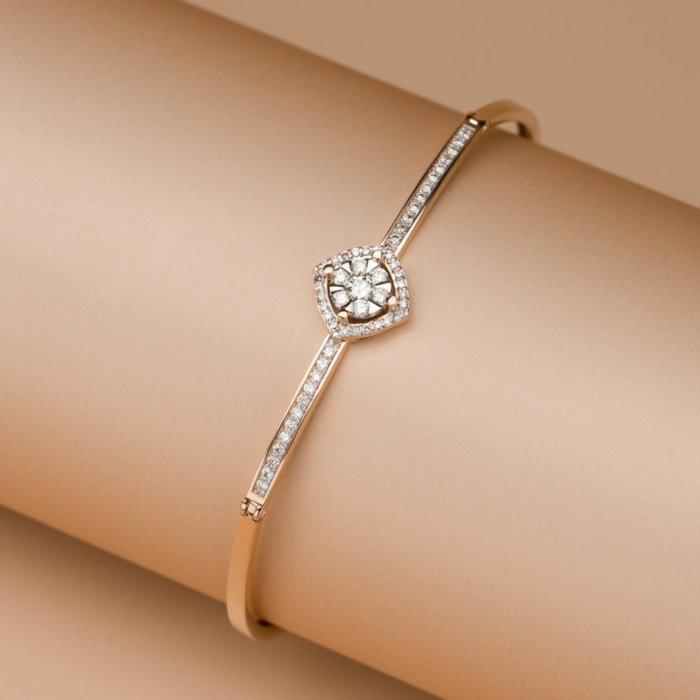 Жесткий золотой браслет с бриллиантами 560166/14/1/11944