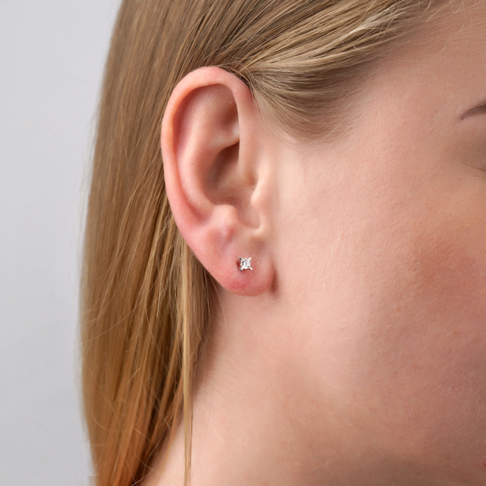 Золотые серьги-пуссеты с бриллиантом 52826/02/1/9220