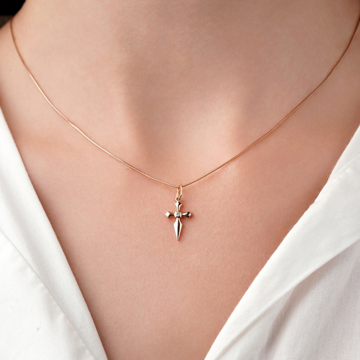 Хрестик в червоному кольорі золота з діамантом P-DK09003/01/8566