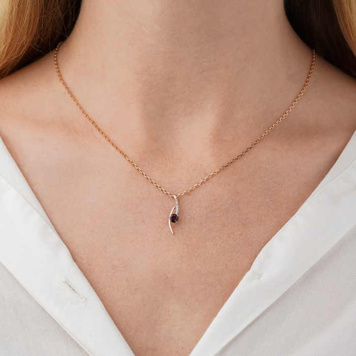 Золота підвіска з гранатом та фіанітами. Артикул 550133/01/1/7094