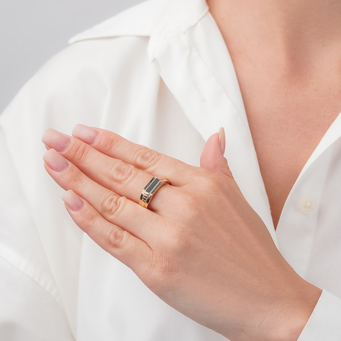 Золотая печатка с эмалью и фианитами 19163/01/1/3778