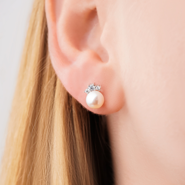 Серьги-пусcеты из белого золота с жемчужиной и фианитами 22011/02/1/2748