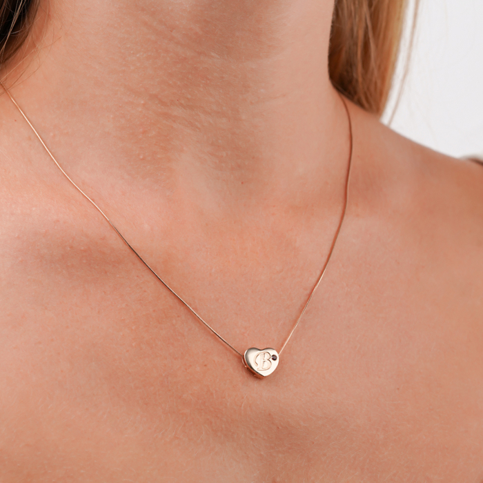 Золота підвіска-літера В з гранатом 550126-В/01/0/7132