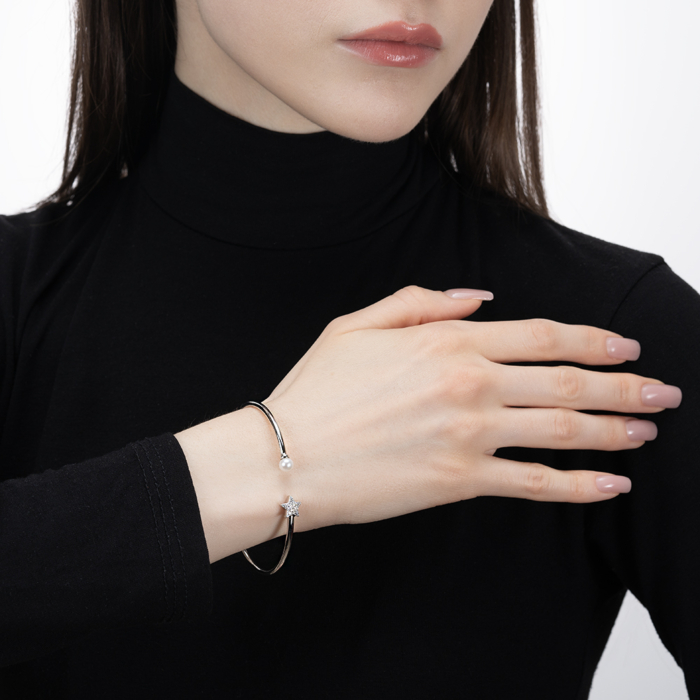 Срібний жорсткий браслет з фіанітами та перлиною. Артикул MB10465D-B/12/2798