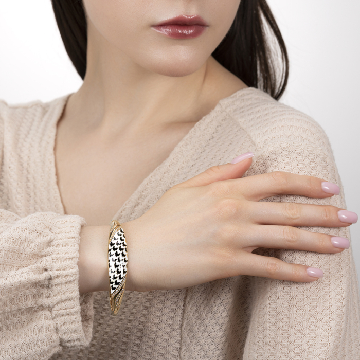 Жорсткий браслет з лимонного золота з емаллю та фіанітами P-K-3011-B/03/2315