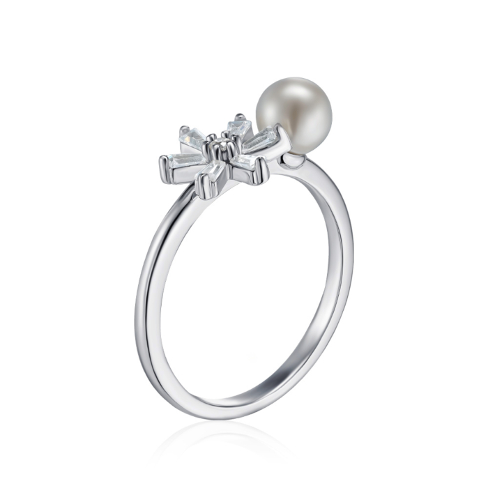 Серебряное кольцо с жемчугом и фианитами. Артикул pdr10312-R/12/4931