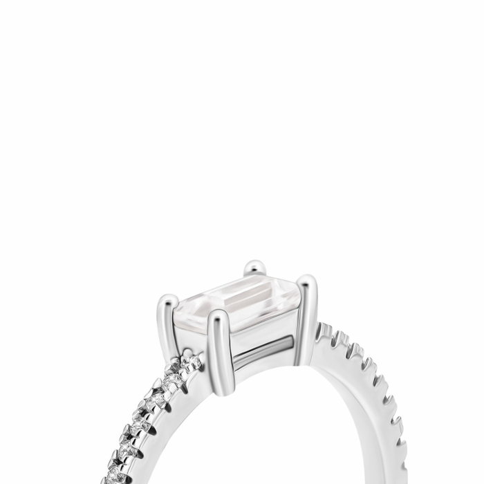 Серебряное кольцо с фианитами.Артикул UG5R36588