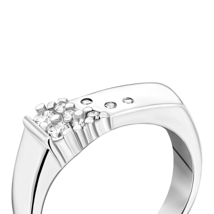 Серебряное кольцо с фианитами.Артикул UG5SZDR15600