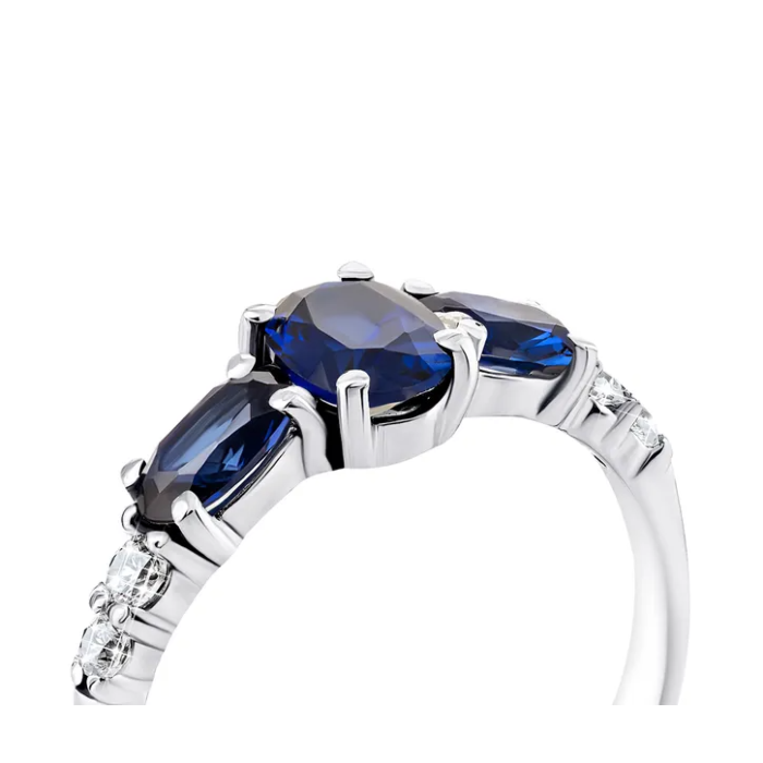 Серебряное кольцо с гидротермальным сапфиром и фианитами. Артикул UG51325/1р-HSPH