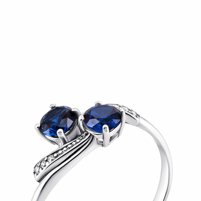 Серебряное кольцо с нано сапфиром и фианитами.Артикул UG51940/9р-NSPH