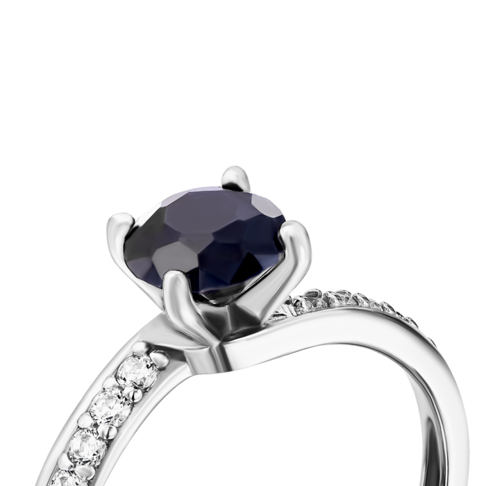 Срібна каблучка з гідротермальним сапфіром і фіанітами.Артикул UG5649/сф к род