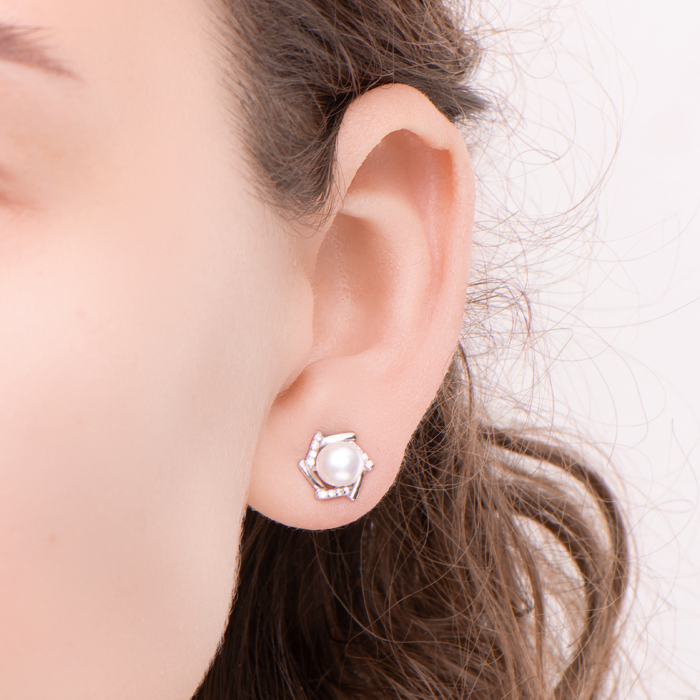 Серебряные пусеты с жемчугом и фианитами. Артикул UG5B17281