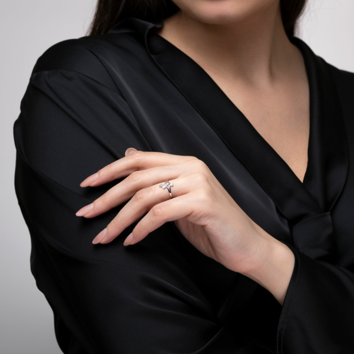 Серебряное кольцо с фианитами. Артикул 00995/12/1/13