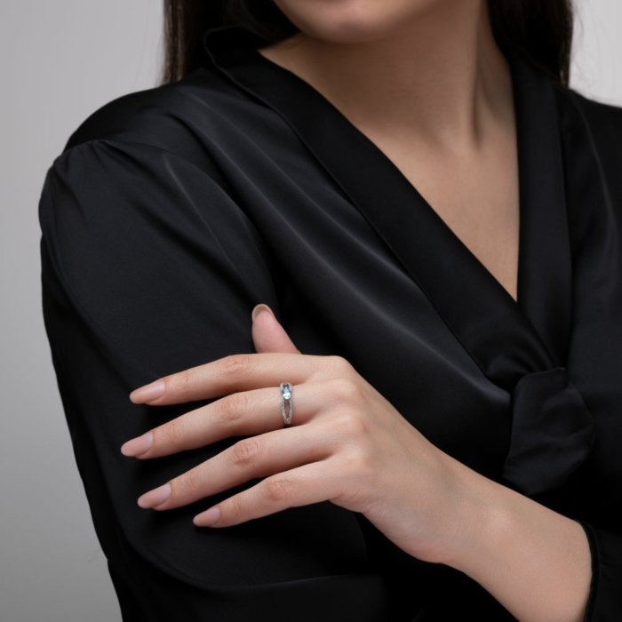 Срібна каблучка з топазом і фіанітами. Артикул 00842/12/1/5938