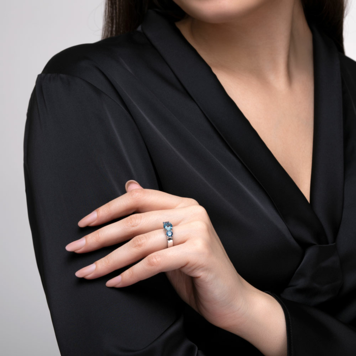 Срібна каблучка з топазом і шпінеллю. Артикул 00127/12/1/6773