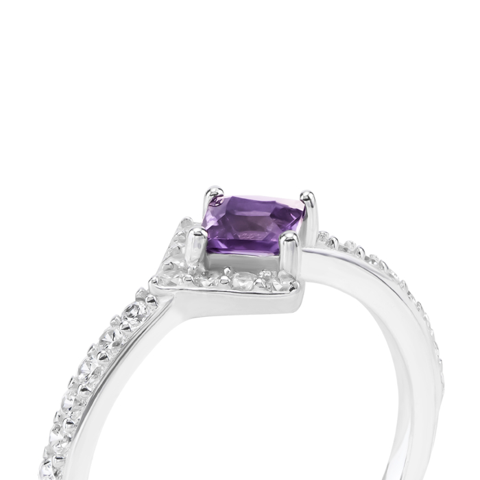 Срібна каблучка з аметистом та фіанітами. Артикул UG5SZDR31552