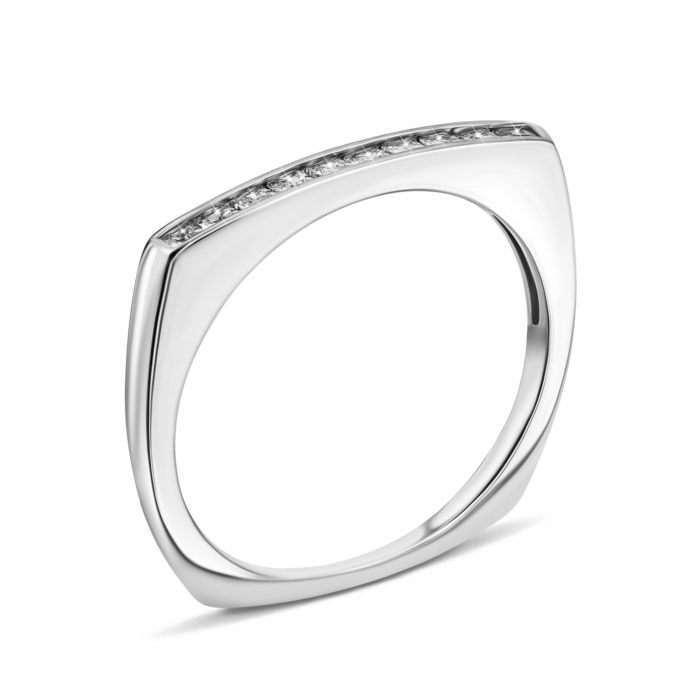 Серебряное кольцо с фианитами.Артикул UG5A02391
