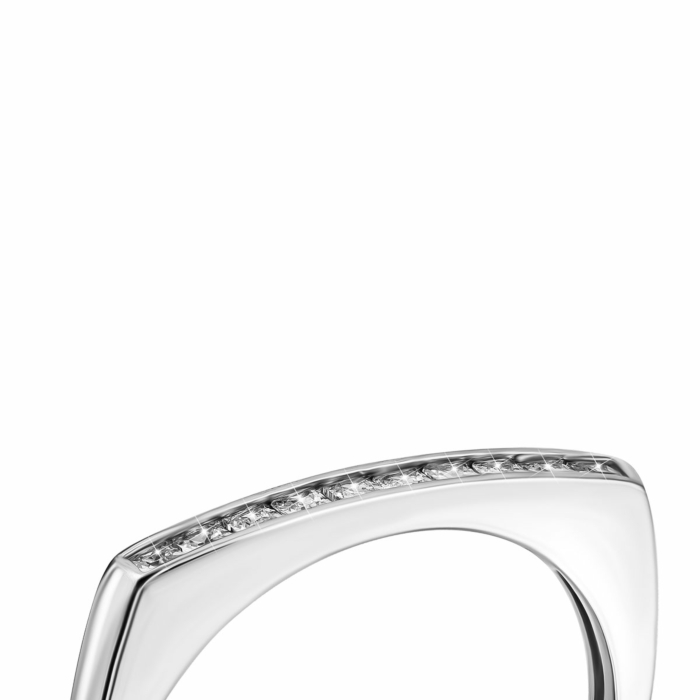 Серебряное кольцо с фианитами.Артикул UG5A02391