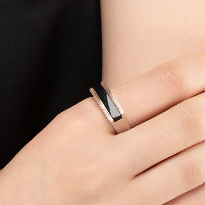 Серебряное печатка с ониксом. Артикул UG5209К.Rh