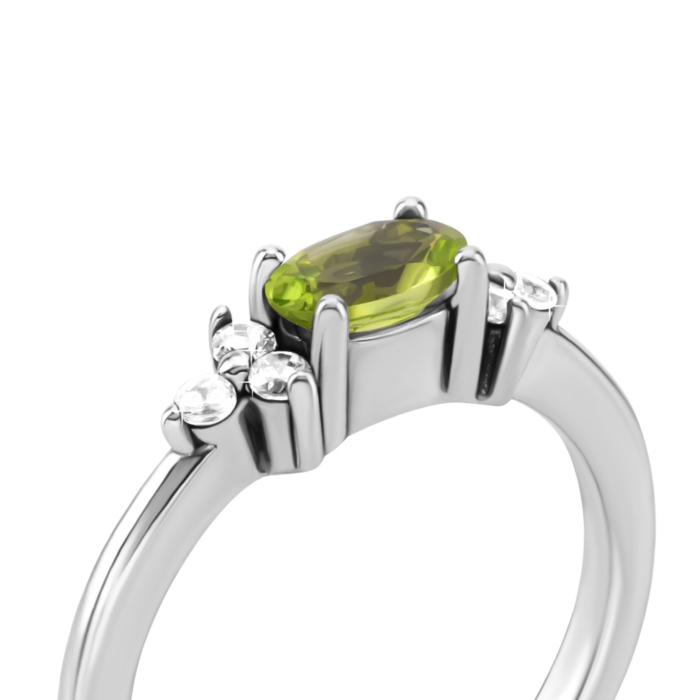 Серебряное кольцо с перидотом и фианитами. Артикул UG5Тд0032/пр-R